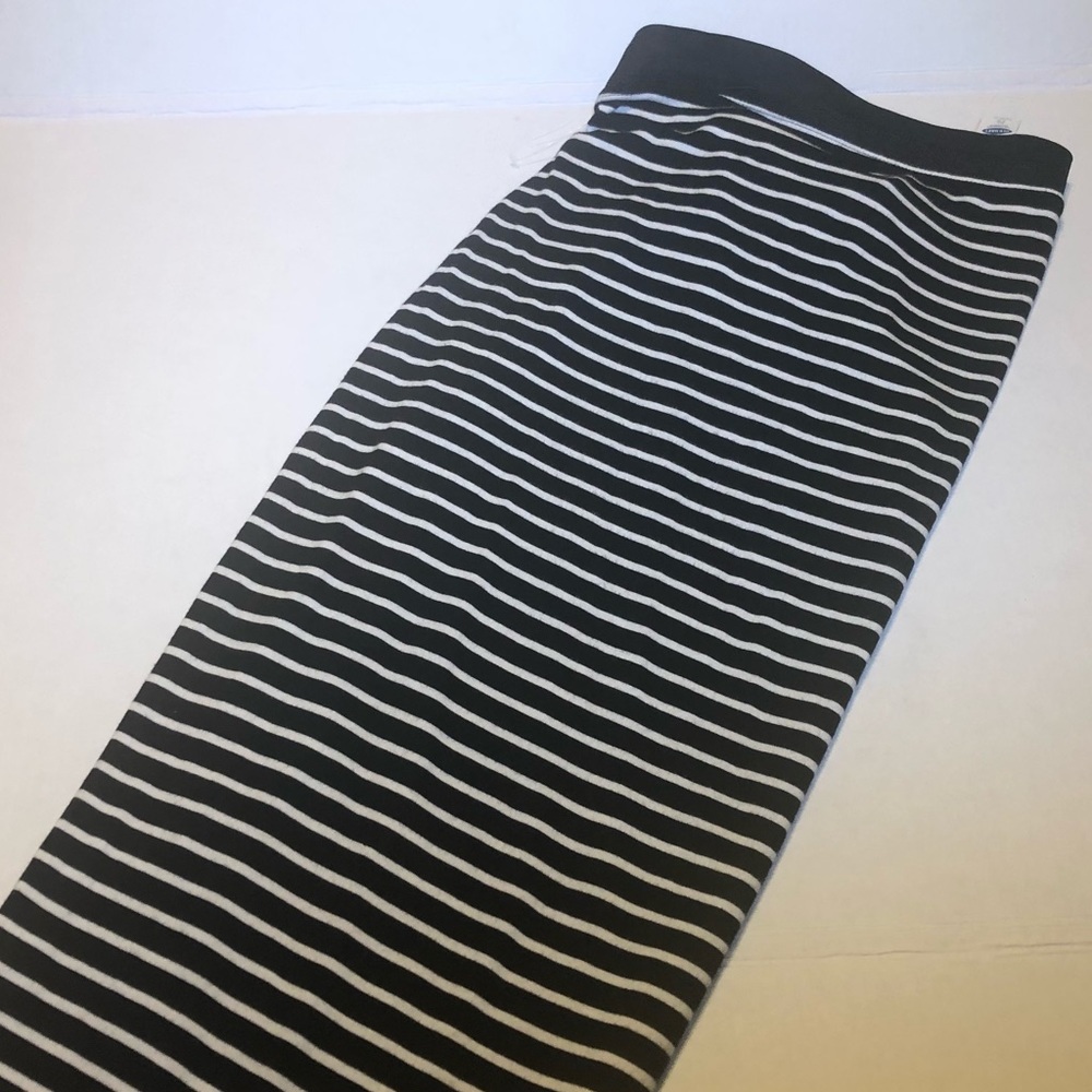Black & white striped pencil skirt.